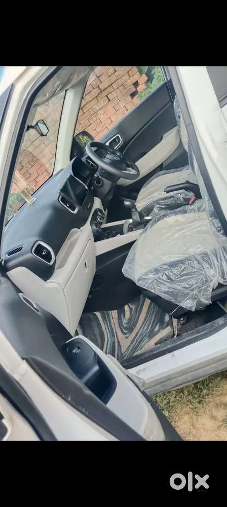 Hyundai Venue E Plus Sunroof 2025 Petrol 9800 Km Driven