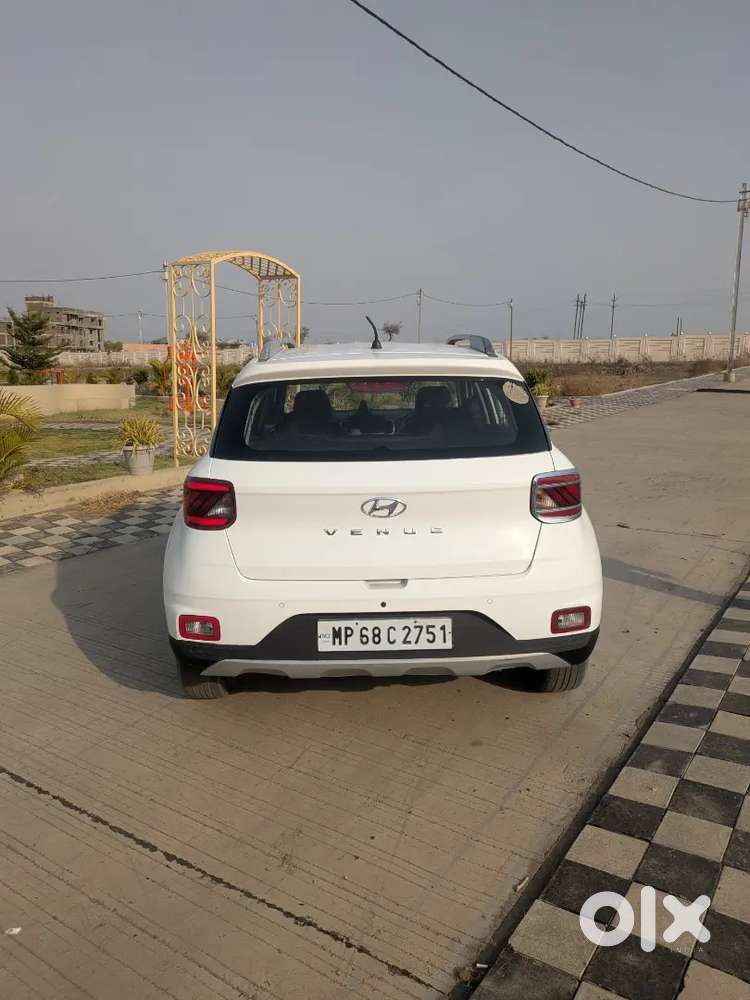 Brand New Venue Top Condition Petrol Variant