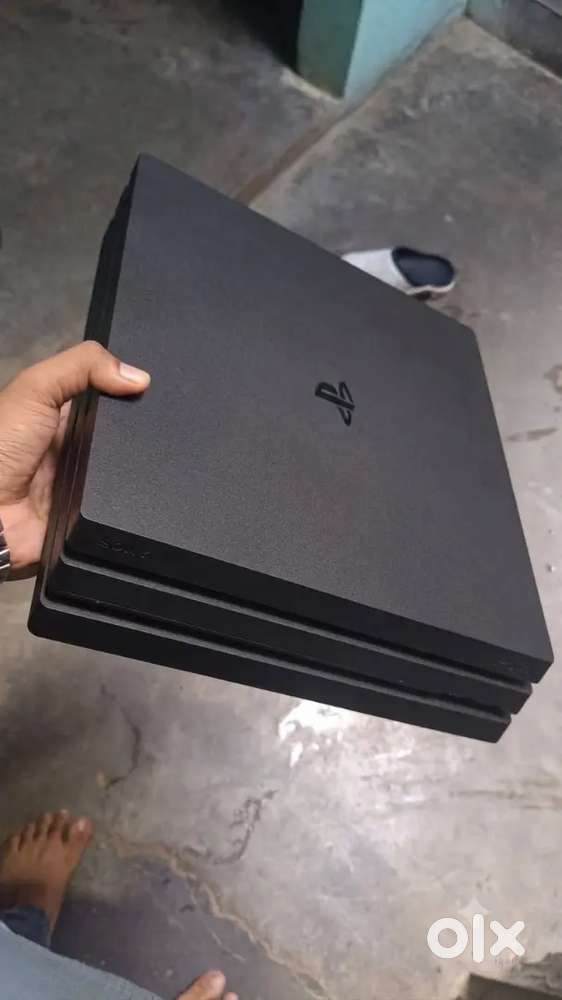 Playstation 4 Pro Ps4 pro with 2 original controller.