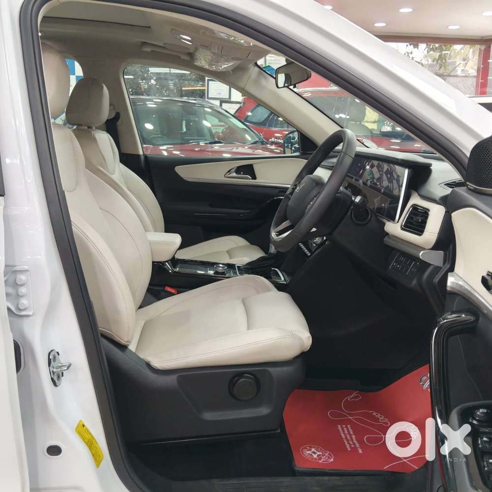 Mahindra Xuv700 2.0 Ax 7 Petrol At Luxury Pack Str, 2025, Petrol