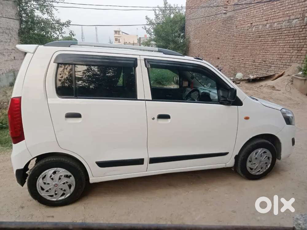 गाड़ी बिल्कुल साफ कंडीशन में है