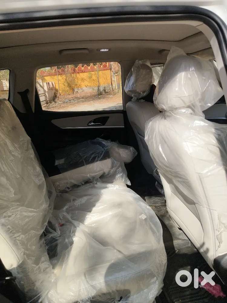 Mahindra Xuv700 2022 Petrol 10,000 Kms