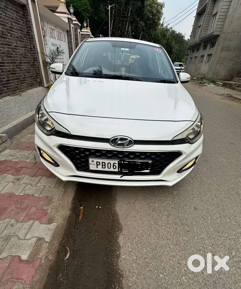 I20 Sportz White Exterior/ Brown Interior