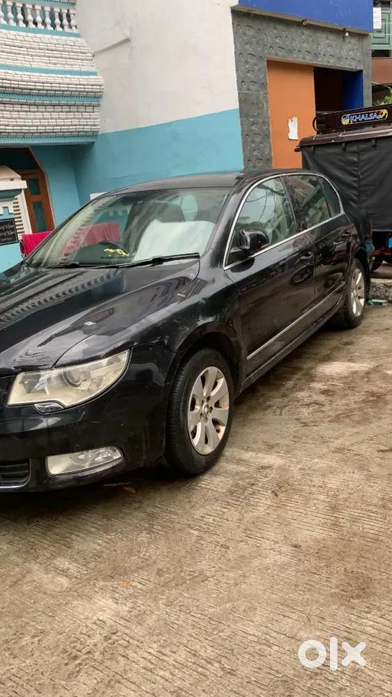 Skoda Superb 2010 Petrol 80000 Km Driven