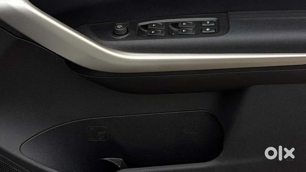 Mahindra Xuv700 2.0 Mx Petrol Mt 5 Str, 2023, Petrol