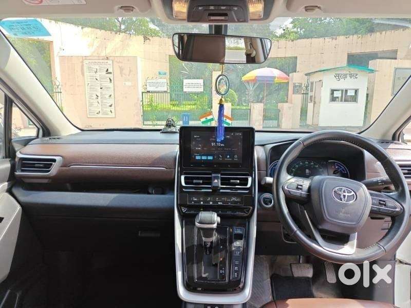 Toyota Innova Hycross