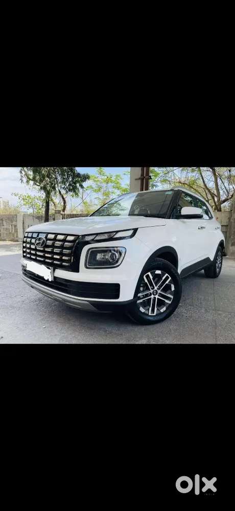 Hyundai Venue 2024 Petrol Well Maintained