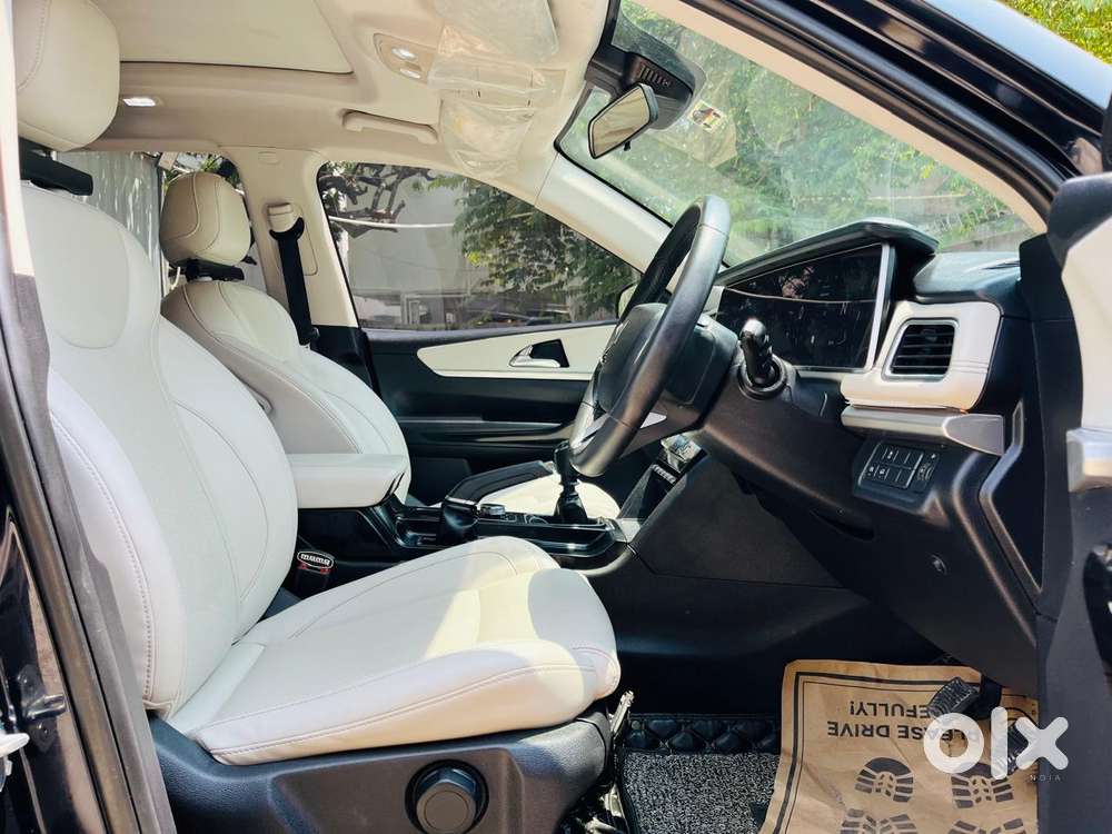 Mahindra Xuv700 2.0 Ax 7 Petrol Mt Str, 2024, Petrol