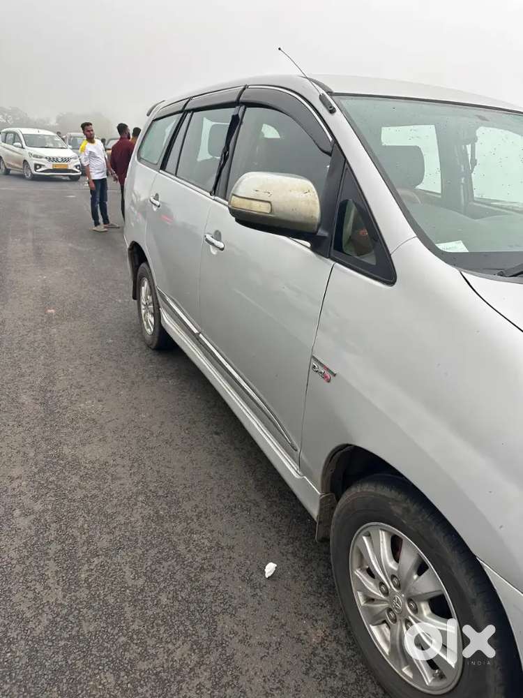 Sale Toyota Innova 2.5 V 2010 December 2011 Model