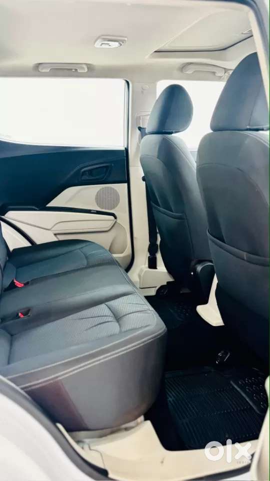 Mahindra Xuv300 1.2 W6 Amt Petrol, 2023, Petrol