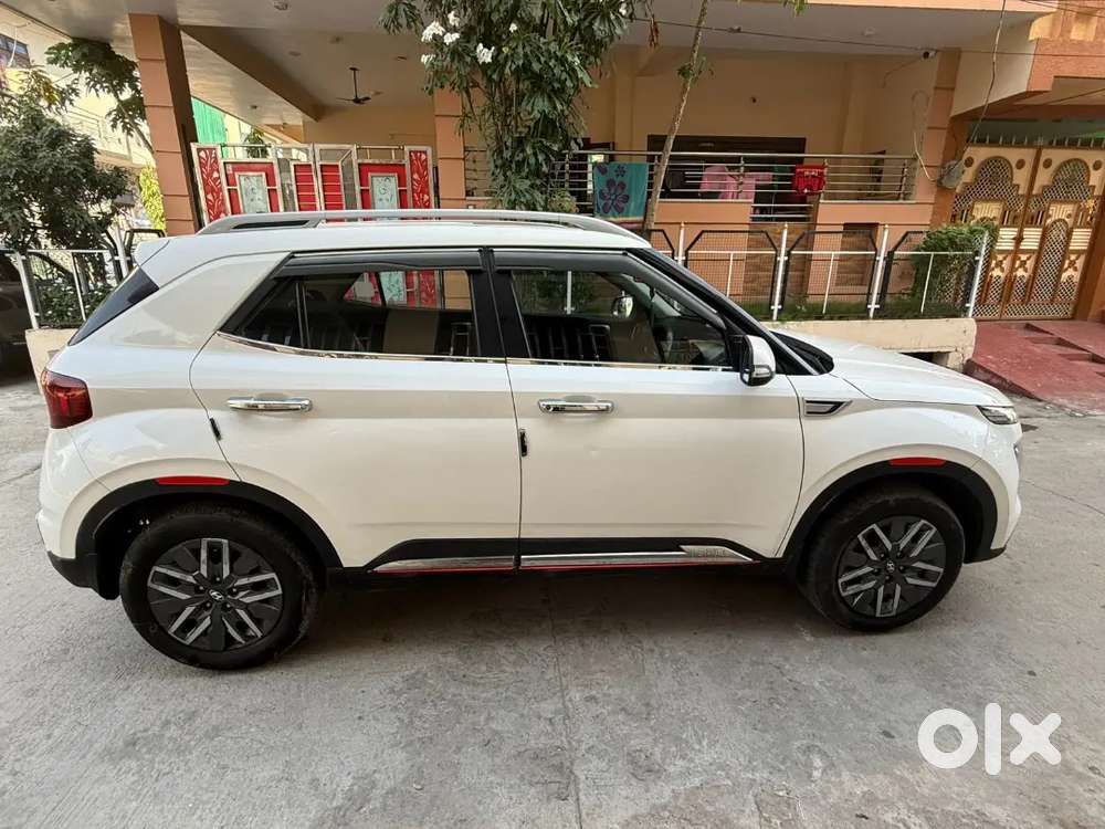 Hyundai Venue 2022 Diesel Well Maintained 2nd Top Model Sunroof