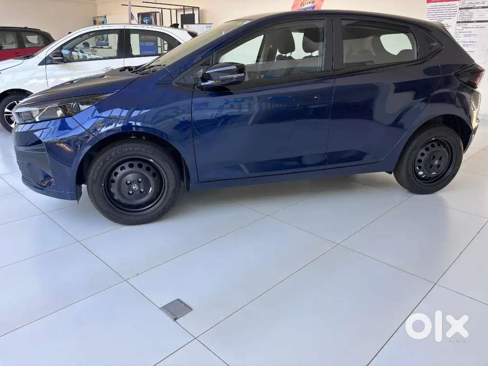 Tata Altroz Available 
Yearback 2025 Models Available &2026 Available