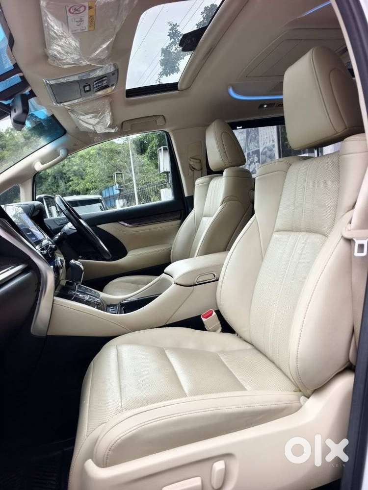 Toyota Vellfire 2.5 Executive Lounge, 2022, Cng & Hybrids