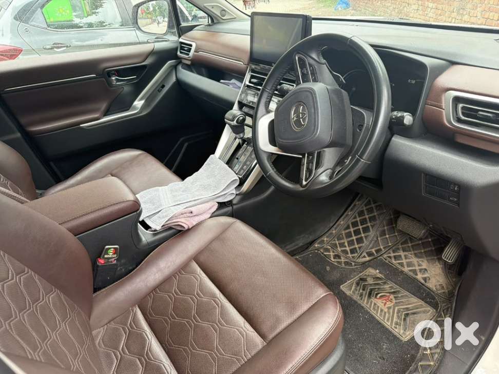 Toyota Innova Hycross 2.0 Zx Hybrid 7 Str, 2024, Petrol