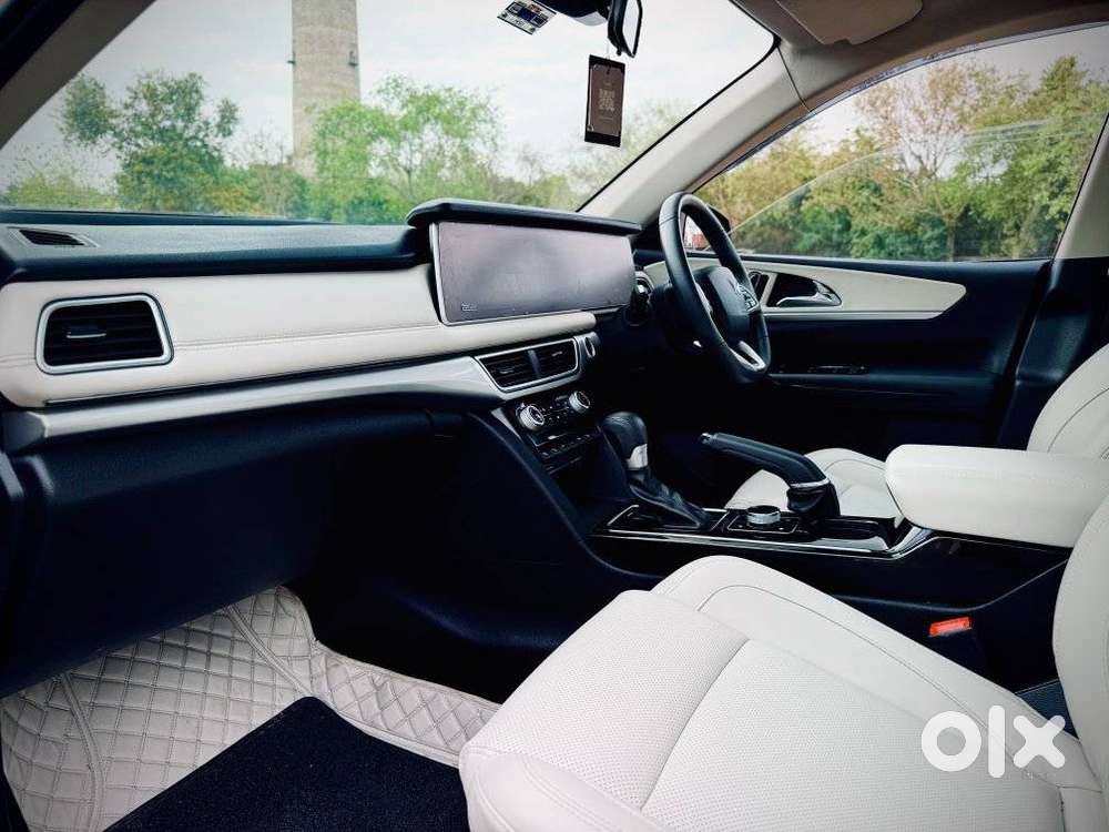 Mahindra Xuv700 2.0 Ax 7 Petrol At Str, 2024, Petrol