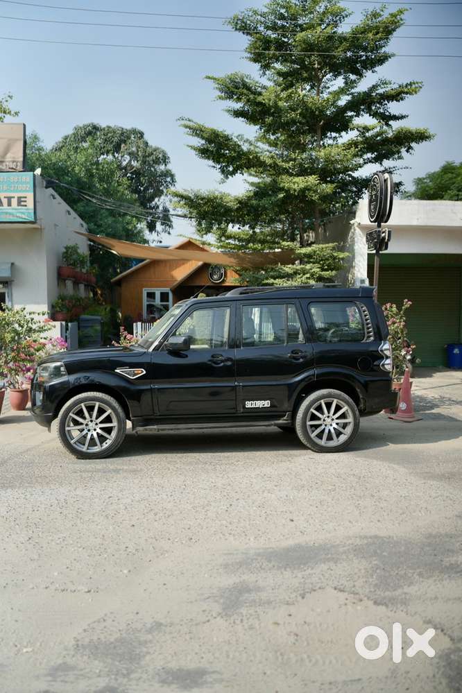 Mahindra Scorpio Black Diesel 2017