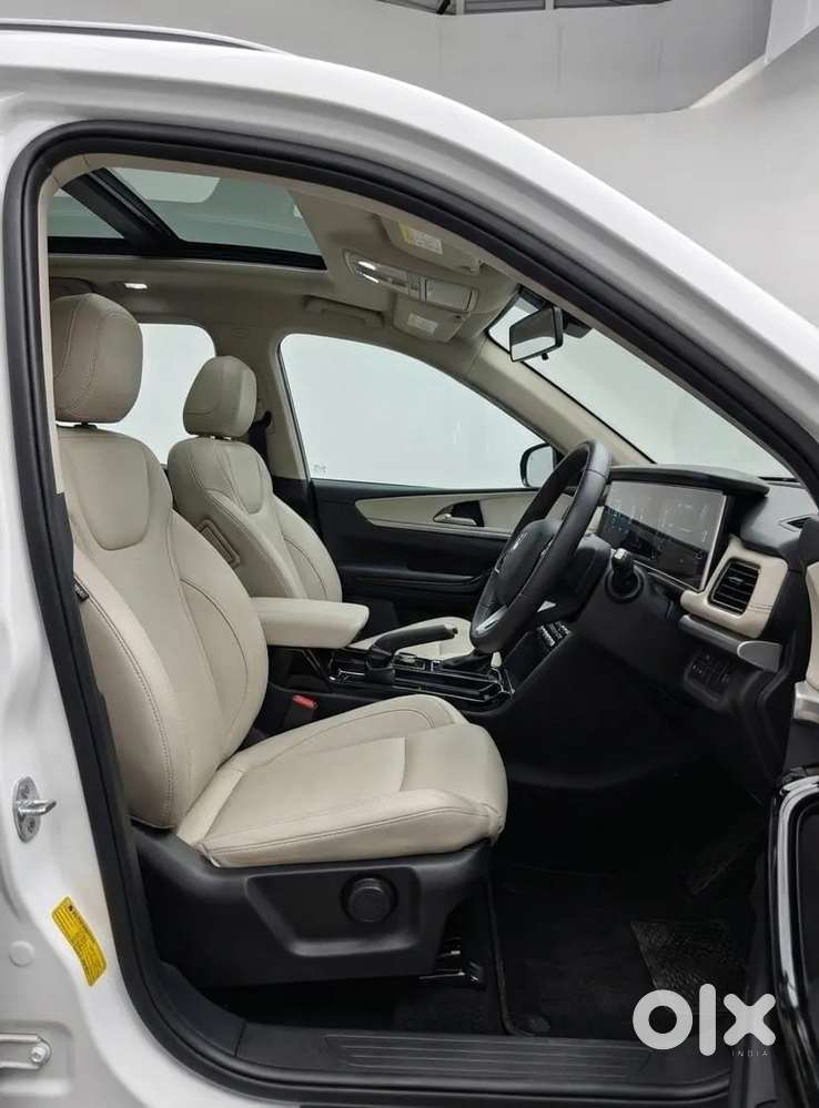 Mahindra Xuv700 2.0 Ax 7 Petrol At Str, 2025, Petrol