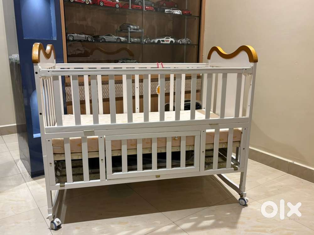 STAR AND DAISY CRIB, COT, BABY BED