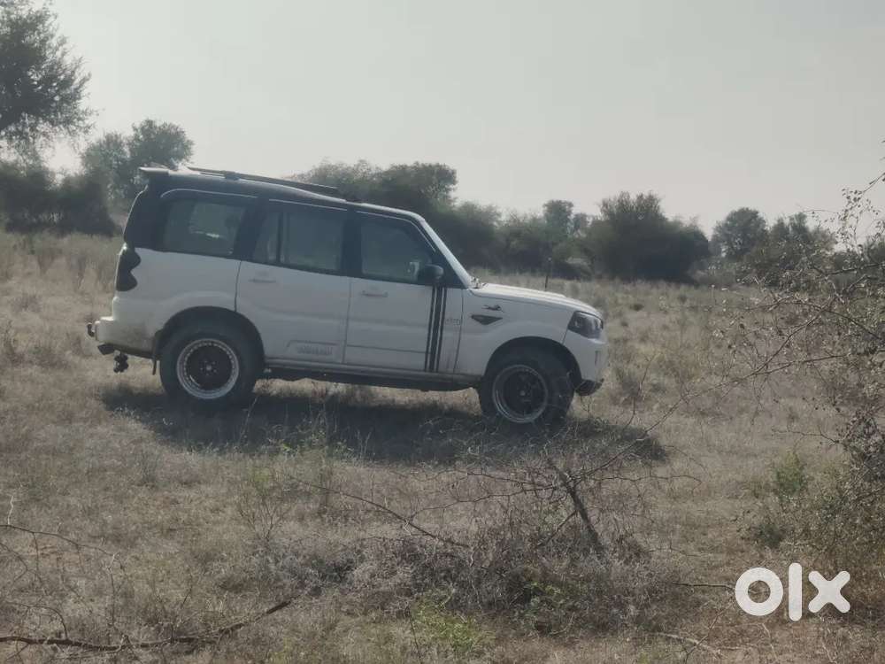 Mahindra Scorpio S10 4x4  2015 Diesel 125000 Km Driven