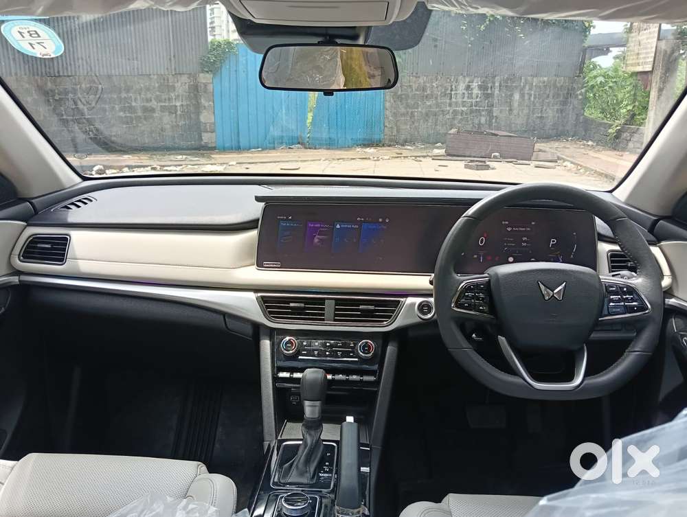 Mahindra Xuv700 2.0 Ax 7 Petrol At Str, 2025, Petrol