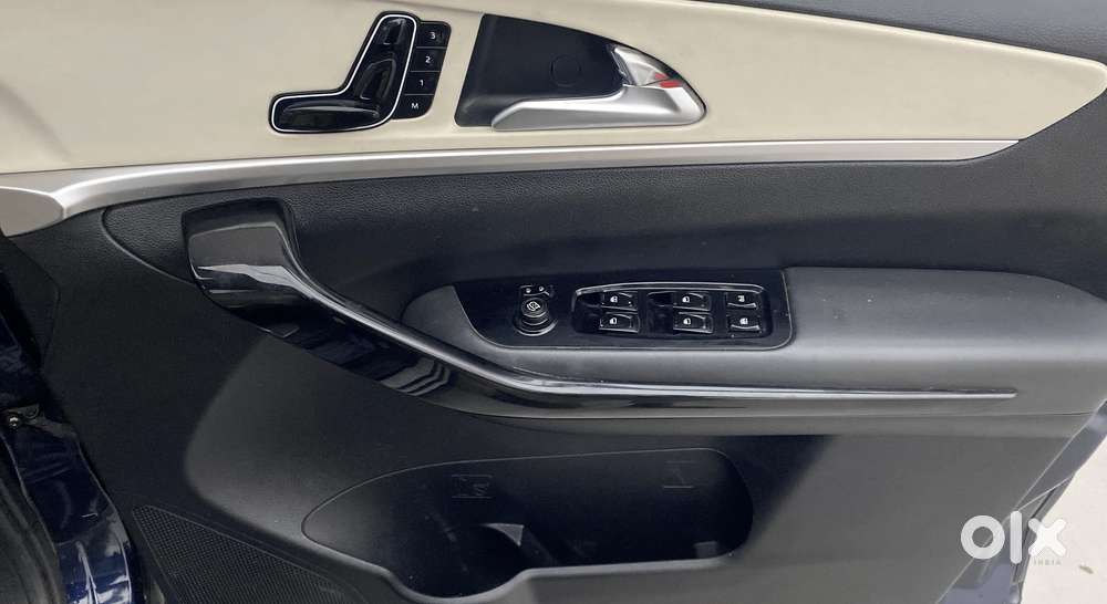 Mahindra Xuv700 2.2 Ax 7 Diesel At Luxury Pack Str Awd, 2022, Diesel