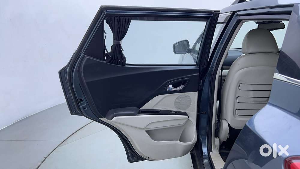 Mahindra Xuv300 1.2 W8 (o) Amt Petrol, 2021, Petrol