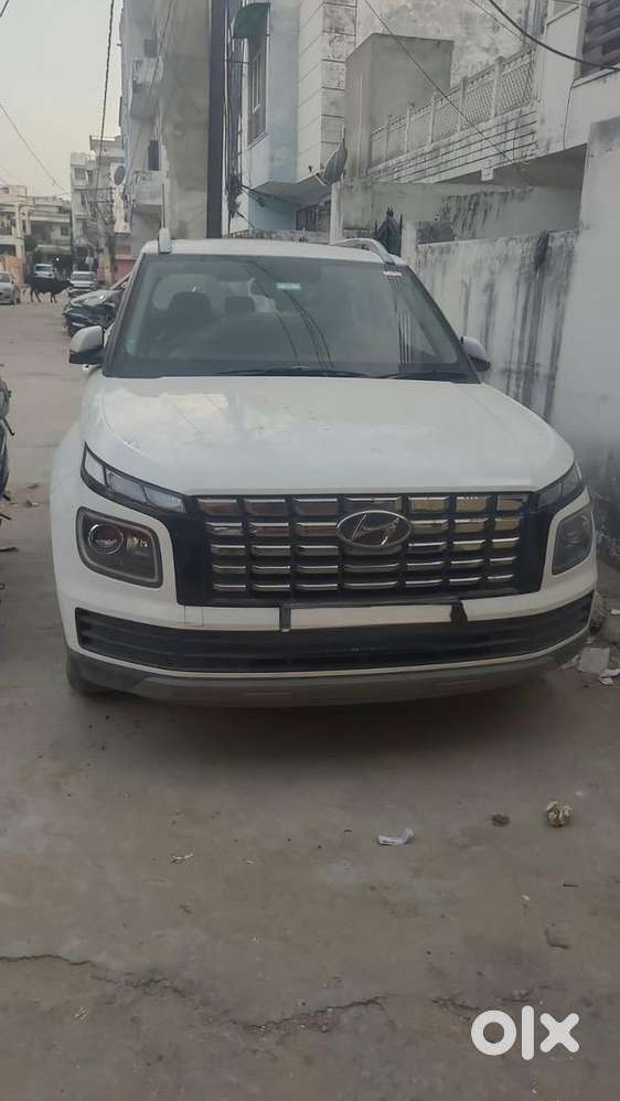 Hyundai Venue Petrol 18000 Km Driven