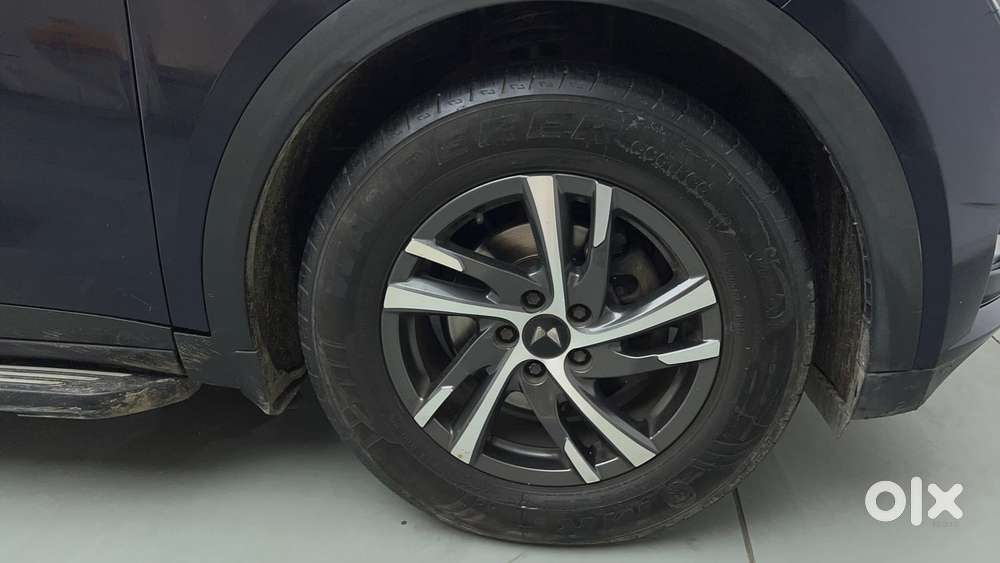Mahindra Xuv700 2.0 Ax 5 Petrol At Str, 2024, Petrol