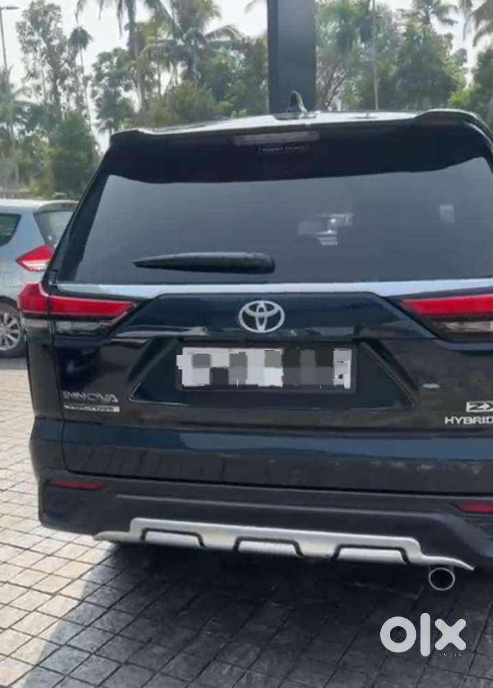 Toyota Innova Hycross