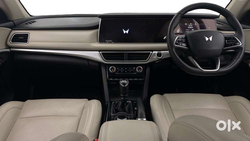 Mahindra Xuv700 2.0 Ax 7 Petrol Mt Str, 2023, Petrol