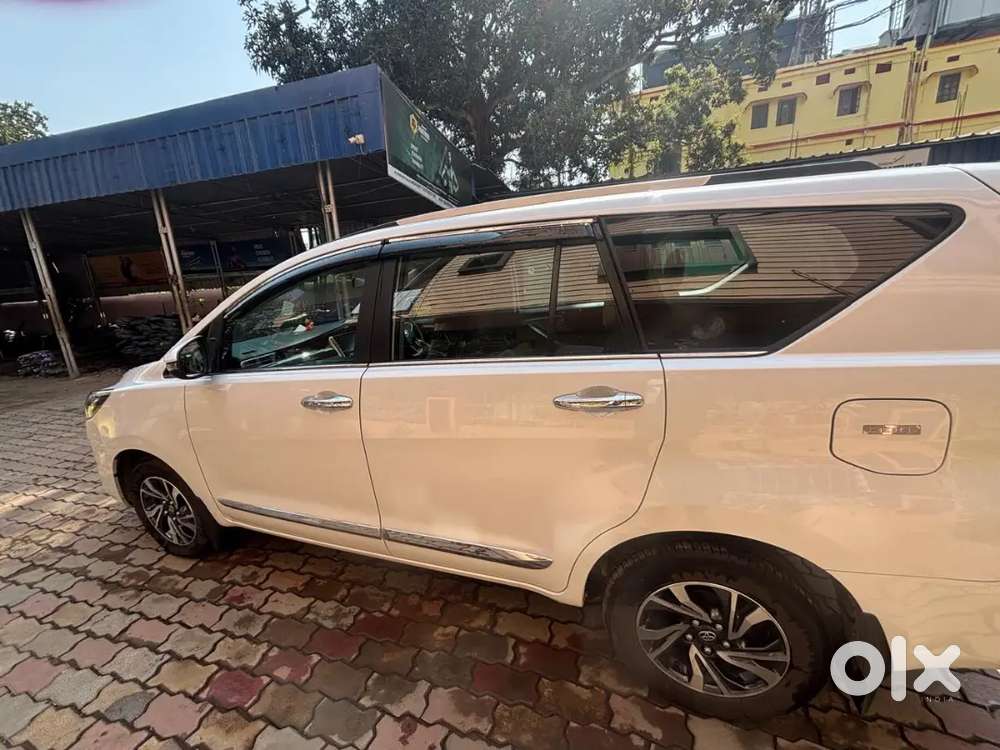 Toyota Innova Crysta 2.4 V 8 2025