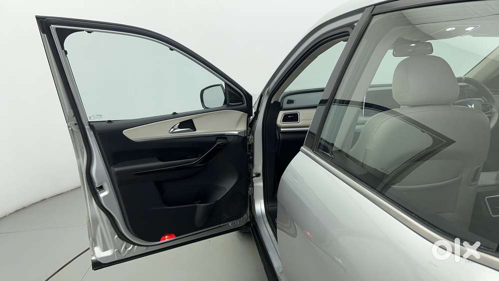 Mahindra Xuv700 2.0 Ax 7 Petrol At Luxury Pack Str, 2021, Petrol