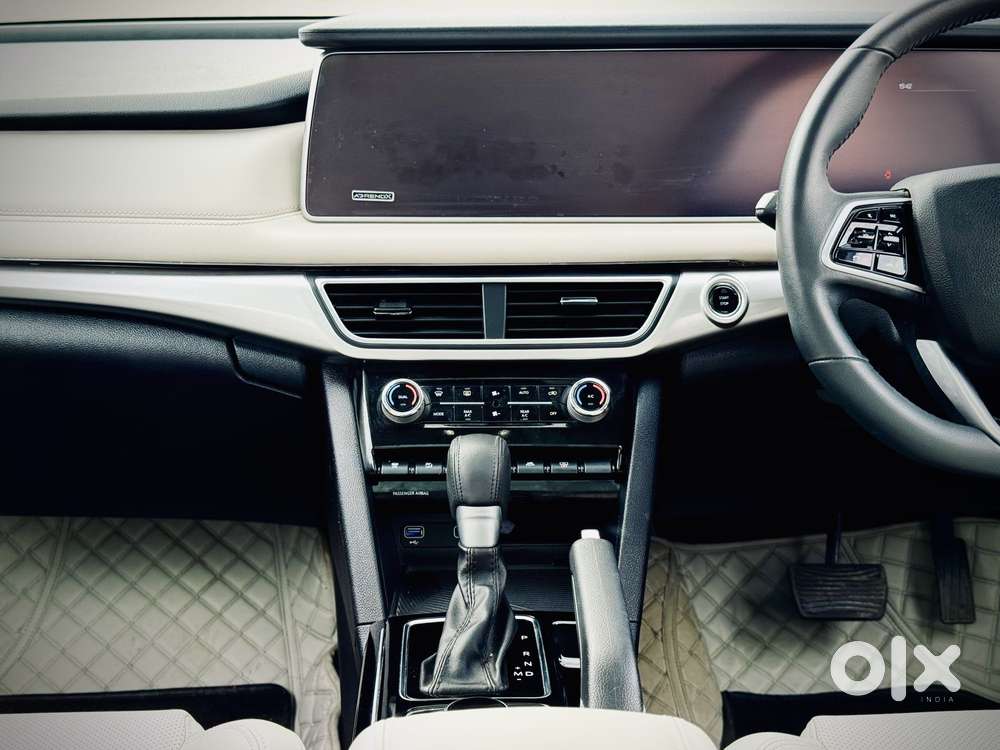 Mahindra Xuv700 2.0 Ax 7 Petrol At Str, 2024, Petrol