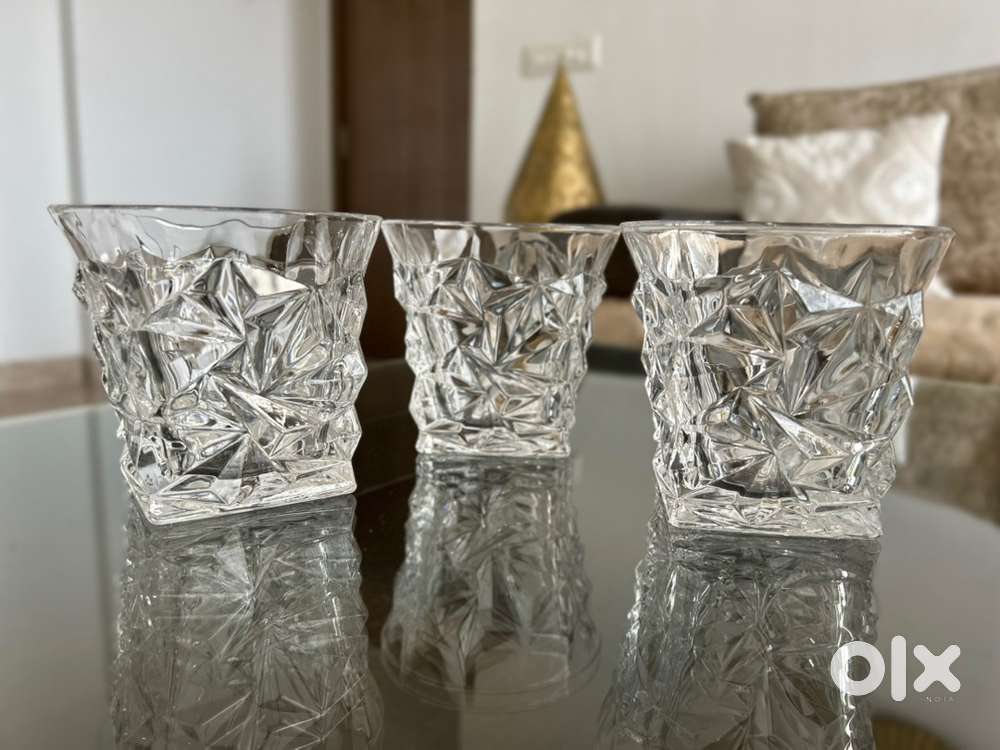 Serving bOwls and glasses