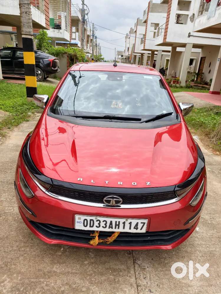 Tata Altroz Xz 1.2 Petrol Dct (2023) - Downtown Red