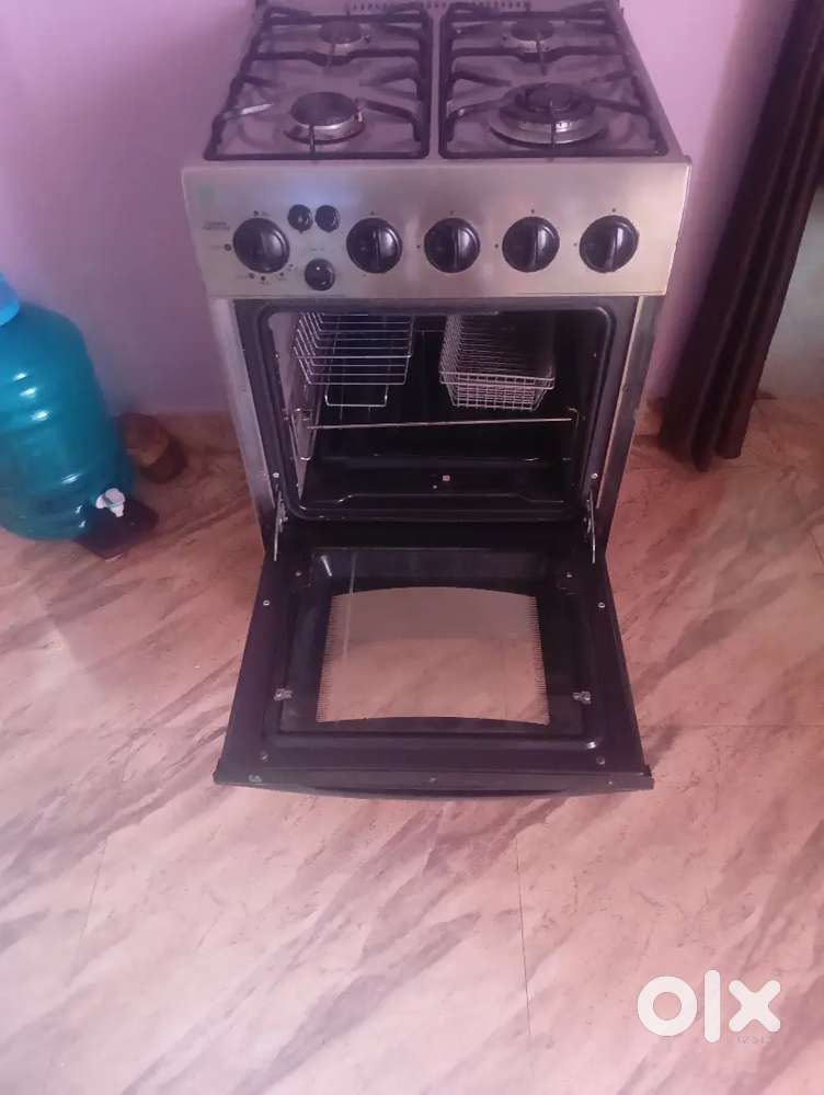Kitchen gas stove with grill
