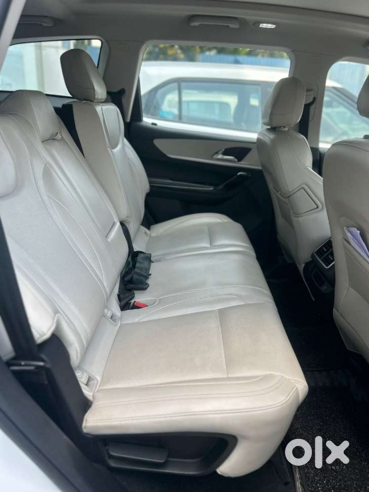Mahindra Xuv700 2.0 Ax 5 Petrol At Str, 2023, Petrol