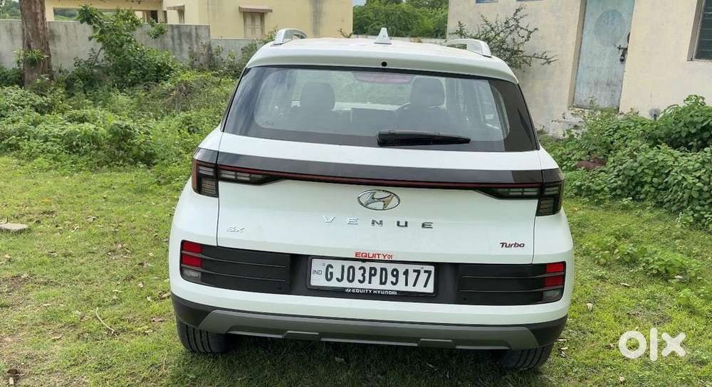 Hyundai Venue 2025 Petrol 4200 Km Driven