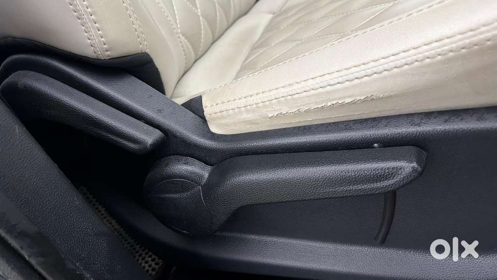 Mahindra Xuv700 2.0 Ax 5 Petrol Mt Str, 2022, Petrol