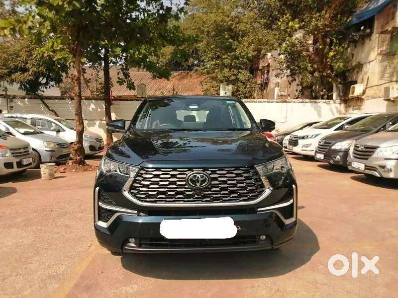 Toyota Innova Hycross