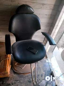 Beauty parlour chair low deals price olx