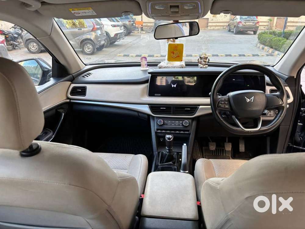 Mahindra Xuv700 Ax5 Petrol Mt 7 Seater 2022