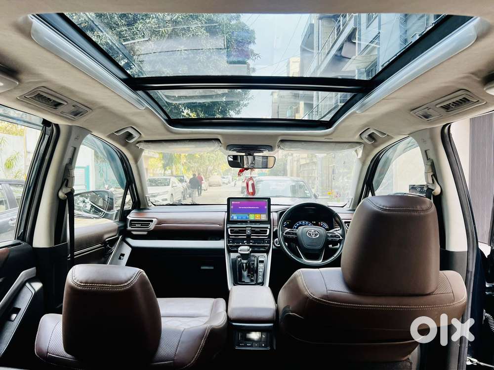 Toyota Innova Hycross