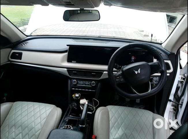 Mahindra Xuv700 2.0 Ax 5 Petrol Mt 7 Str, 2022, Petrol