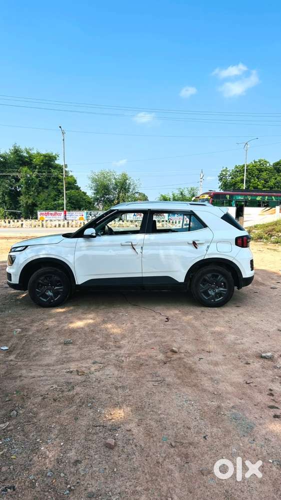 Hyundai Venue Petrol Manual 2024