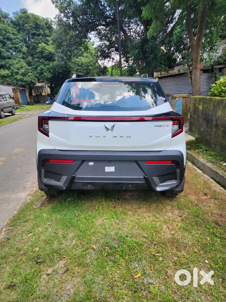 Mahindra Xuv 3xo 2025 Petrol 900 Km Driven