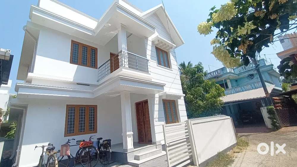 AN ELEGANT NEW 3BED ROOM 1200SQ FT HOUSE IN KALATHODE, THRISSUR For
