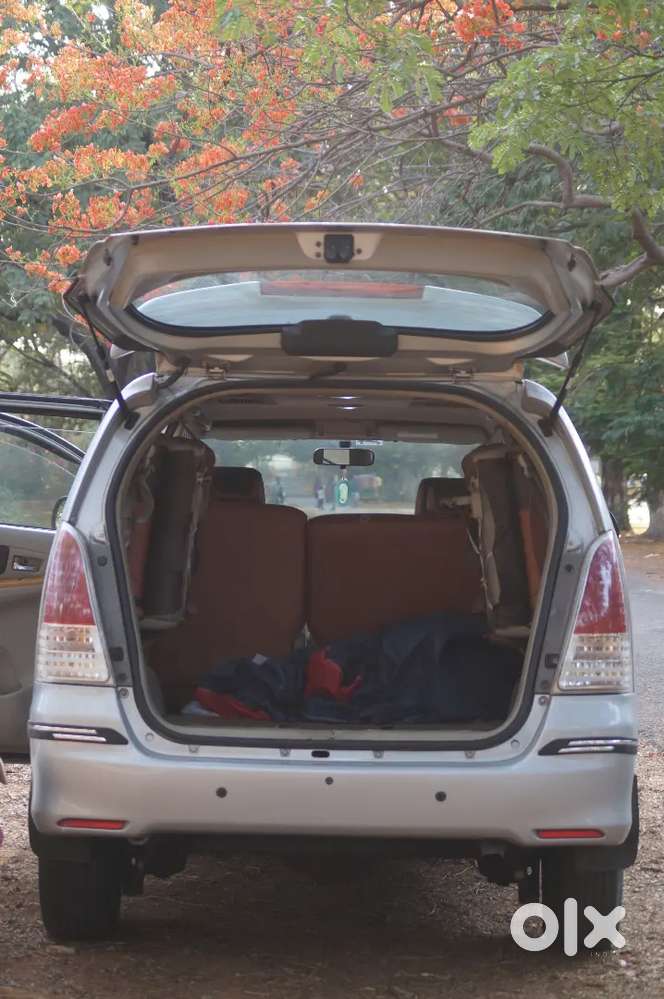 Toyota Innova 2.5v 8 Seater Diesel Engine Top Model For Sale