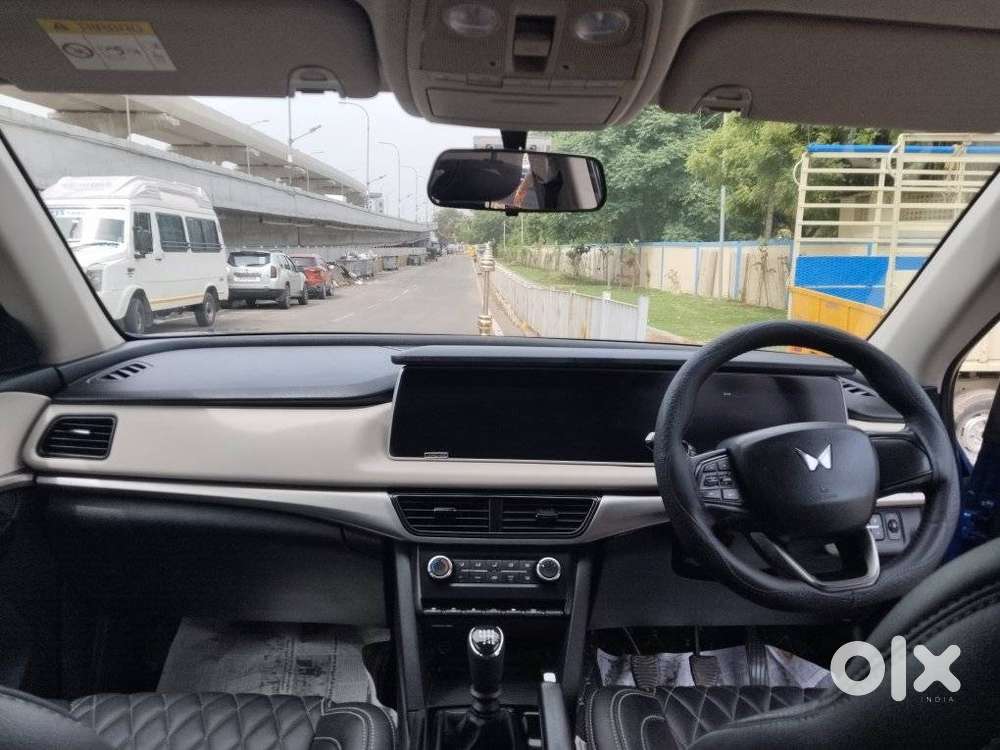 Mahindra Xuv700 2.0 Ax 5 Petrol Mt 7 Str, 2022, Petrol