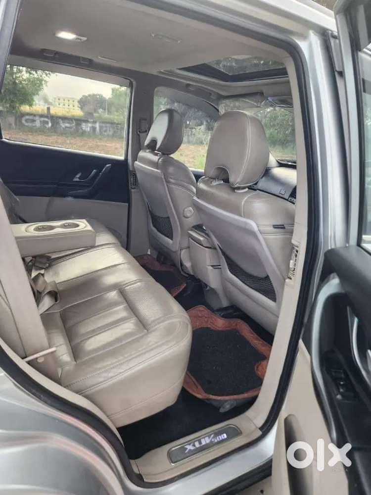Mahindra Xuv W10 Automatic 
Sunroof 
Electronic Seats 
Ac